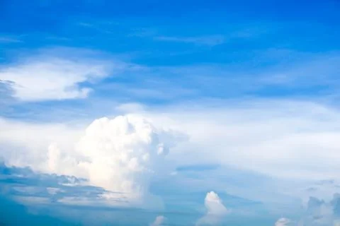 White cloud in summer clear blue sky over the ocean Stockfoto's