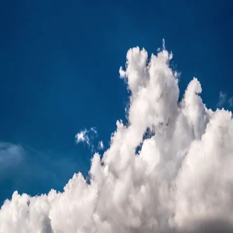 White cloud transforming itself shape across brilliant blue sky Phuket, Thailand Vidéo 69551142