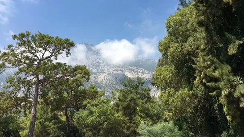 White clouds against the background of the rocky mountains. TimeLapse 스톡 동영상 94589321