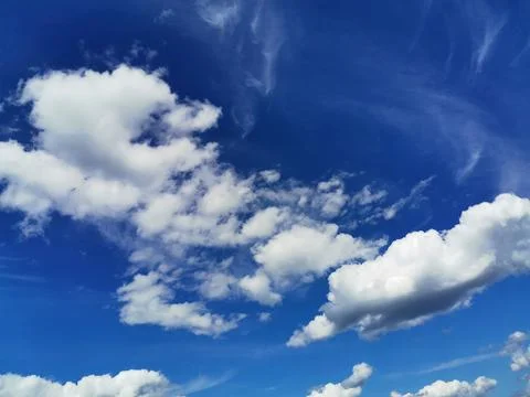 White clouds against a blue sky in sunny weather. Wallpaper on a desktop. 库存插图