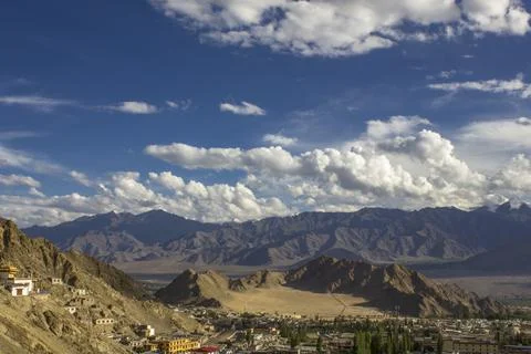 White clouds in the blue sky over the mountains of the Himalayas Foto stock