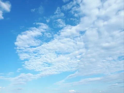 White clouds in the blue sky Foto stock
