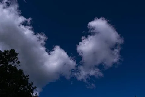 White clouds in the blue sky Stock-Fotos