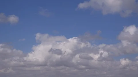 White clouds on a blue sky, timelapse. Video stock 117195590