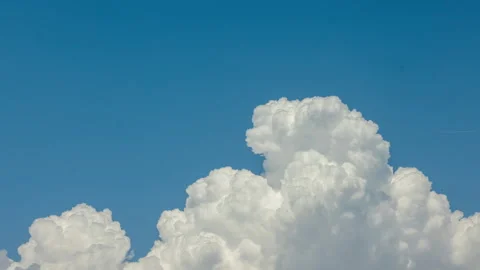 White clouds on a blue sky - timelapse Vídeo Stock 251747328