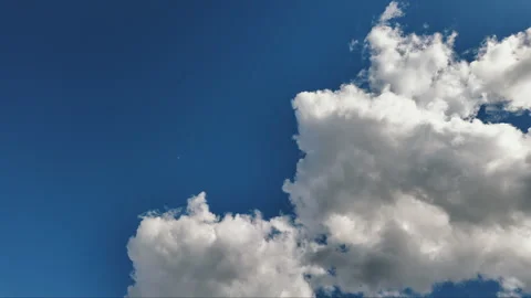 White clouds on clear blue sky timelapse, texture background 库存影片 281013681