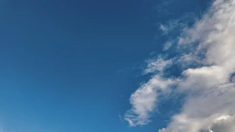 White clouds on clear blue sky timelapse, texture background 库存影片 281013713