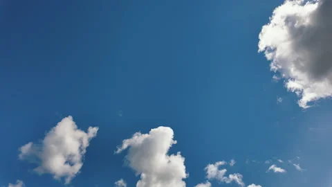 White clouds on clear blue sky timelapse, texture background 库存影片 281013760