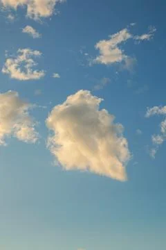 White Clouds in a Clear Blue Sky Stock-Fotos