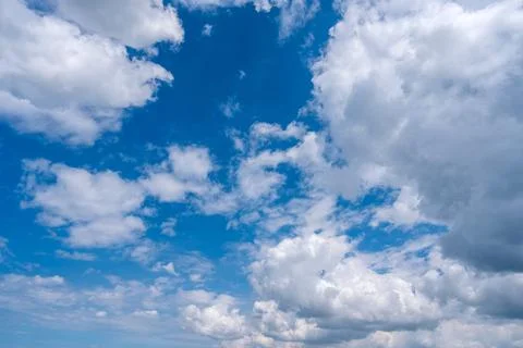 White clouds in the deep blue sky Foto stock