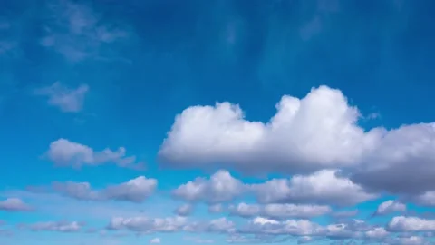 White clouds float across the blue sky. Timelapse Vidéo 151643646