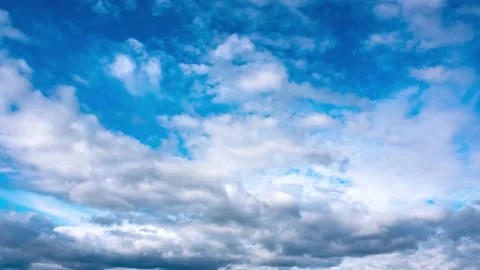 White clouds float across the blue sky.timelaps Vídeo Stock 156805248