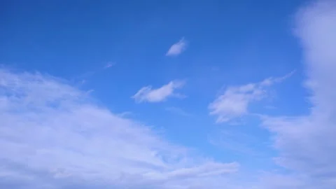 White clouds float across the blue sky. Timelapse Stock-Footage 335082114