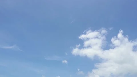 White clouds float across a bright blue sky. Vidéo 156035241