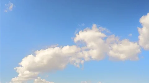 White clouds float on the blue sky timelapse 스톡 동영상 81601928