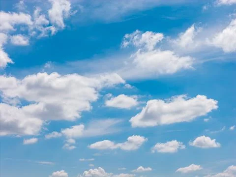 White clouds floating in blue sky over New York above Mount Vernon, New York. De Stock-Fotos