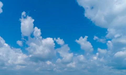 White Clouds Floating in the Bright Blue Skies Foto stock