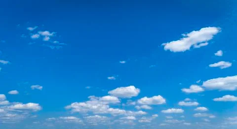 White Clouds Floating in the Bright Blue Skies Foto stock