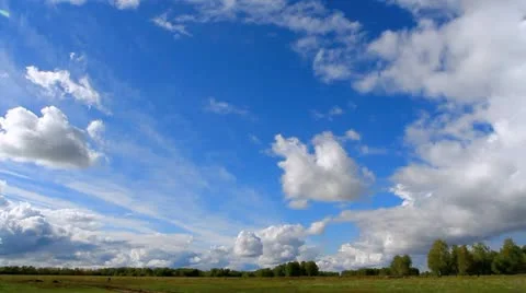 White clouds flying on blue sky. Time lapse. Video stock 12304870