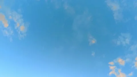 White clouds flying on blue sky (time-lapse,4k) Vidéo 195901678