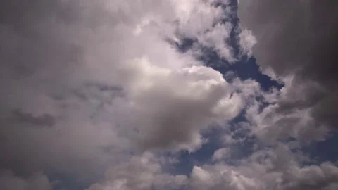 White clouds flying on blue sky (time-lapse,-4k) Vidéo 195901706
