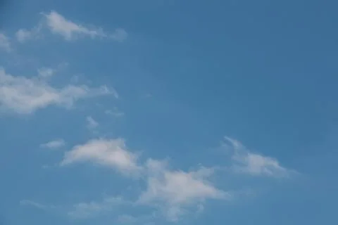 White clouds that look like a dragon or dinosaur in the deep blue sky 库存照片