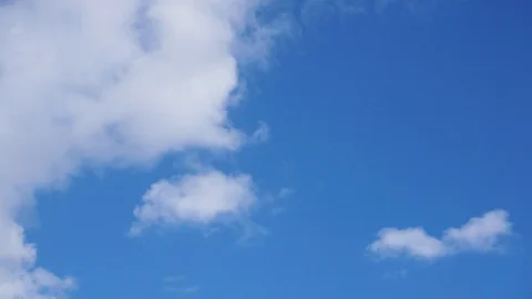 White clouds move against the blue sky. Timelapse Vídeos de archivo 106177380