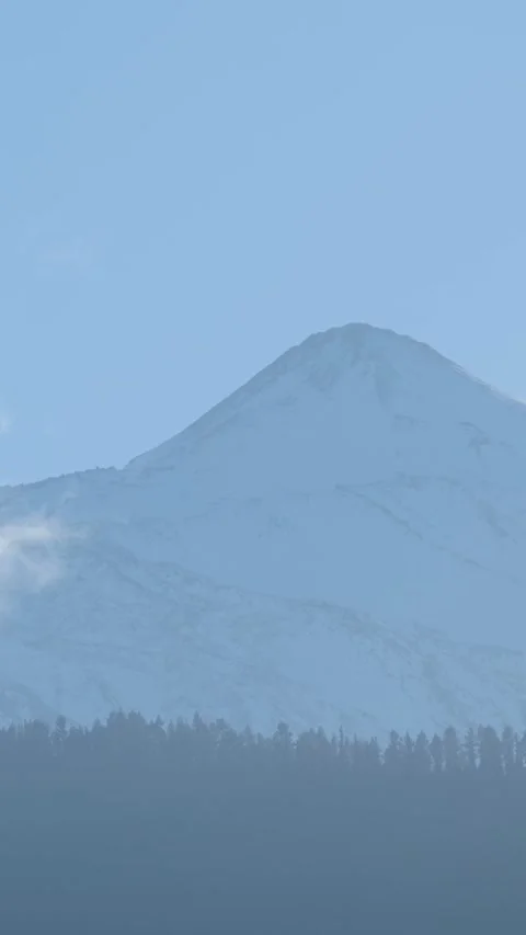 White clouds moving over snow-capped mount fuji Vidéo 329865031