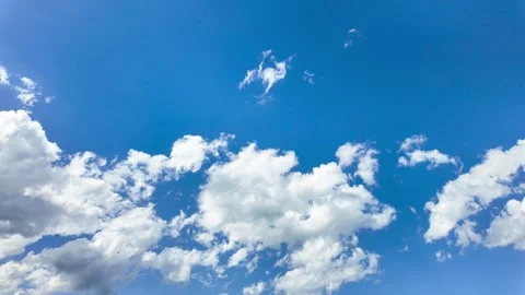 White clouds moving quickly in the blue sky 動画素材 274350222