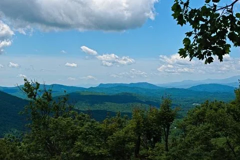 White Clouds Over Blue Ridge Mountains Foto stock