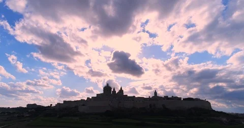 White clouds over St. Paul's Cathedral and green field on a sunny day Video stock 94925136