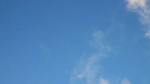 White clouds quickly move to the side, changing shape in a bizarre way. Video stock 149567114
