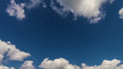 White clouds slowmotion timelapse on the blue sky Vidéo 27645905