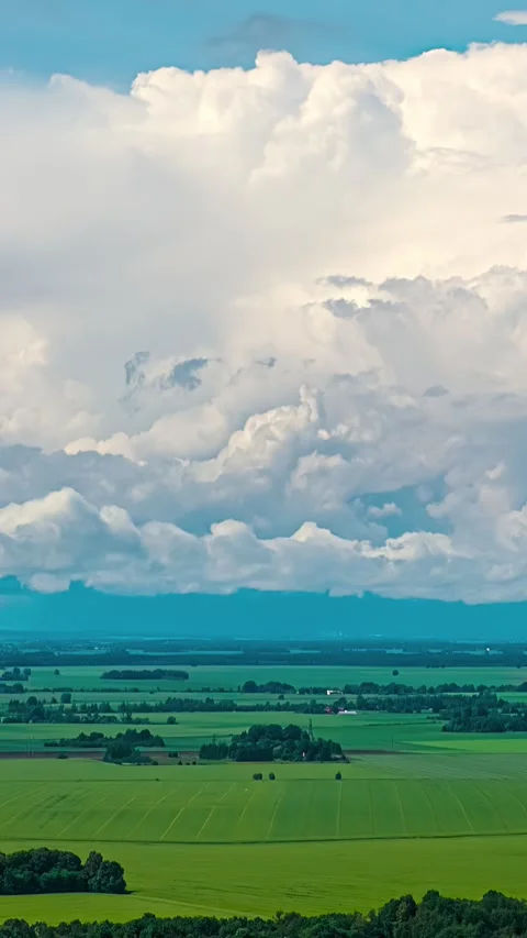 White clouds swirl in a blue sky. Vidéo 335436743