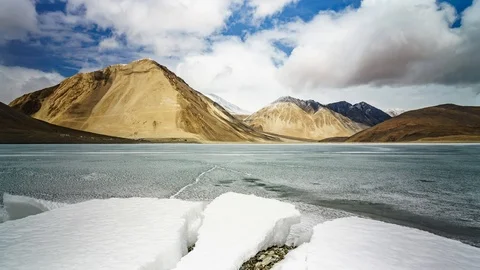 White clouds timelapse over the mountain and blue sky of Pangong Lake 库存影片 107063394