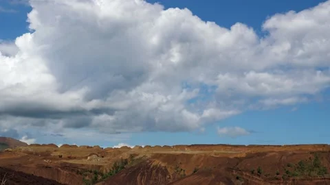 White clouds timelapse over the mountain, 4K footage. Beautyful wild nature Stockbeeldmateriaal 132085901