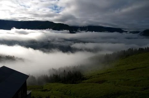 White clouds at the top of the mountains. Foto stock