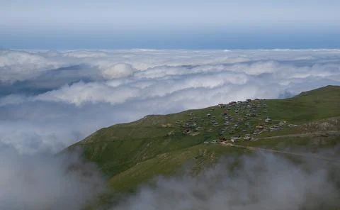 White clouds at the top of the mountains. Stock-Fotos