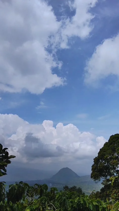 White cloudy sky above the mountain Vídeo Stock 291942884