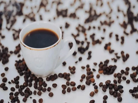 White coffee Cup and coffee beans on white background 스톡 동영상 73803768