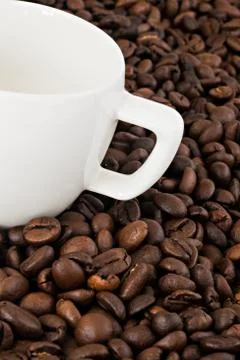 White coffee cup on the background of coffee beans Stockfoto's
