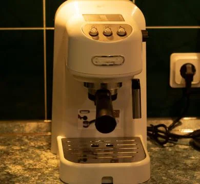 A white coffee machine is on the table Foto stock