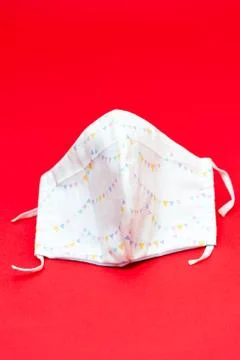 White with colorful triangular flags patterned DIY fabric face mask. 스톡 사진
