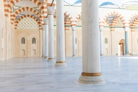 White columns interior of Camlica Mosque in Istanbul, Turkey Fotos Stock