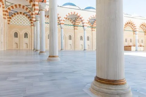 White columns interior of Camlica Mosque in Istanbul, Turkey Fotos Stock
