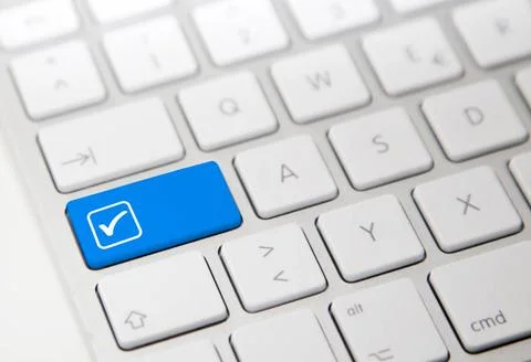 White computer keyboard with check button White computer keyboard with che... Stock-Fotos