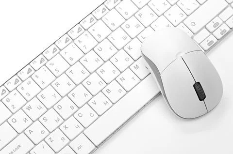 White computer mouse on the keyboard Foto stock