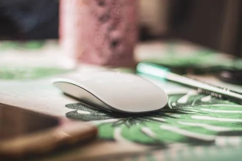 White computer mouse on patterned table Foto stock