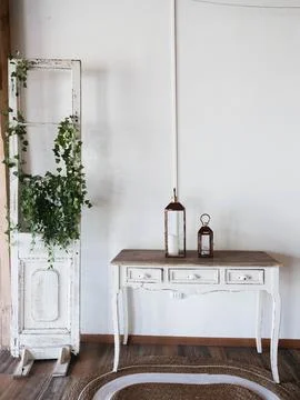 White console table with drawers sits beside tall cabinet 库存照片