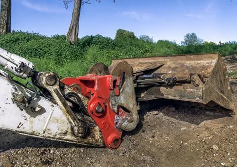 White crawler excavator working at a construction site for pipe installation. 库存照片
